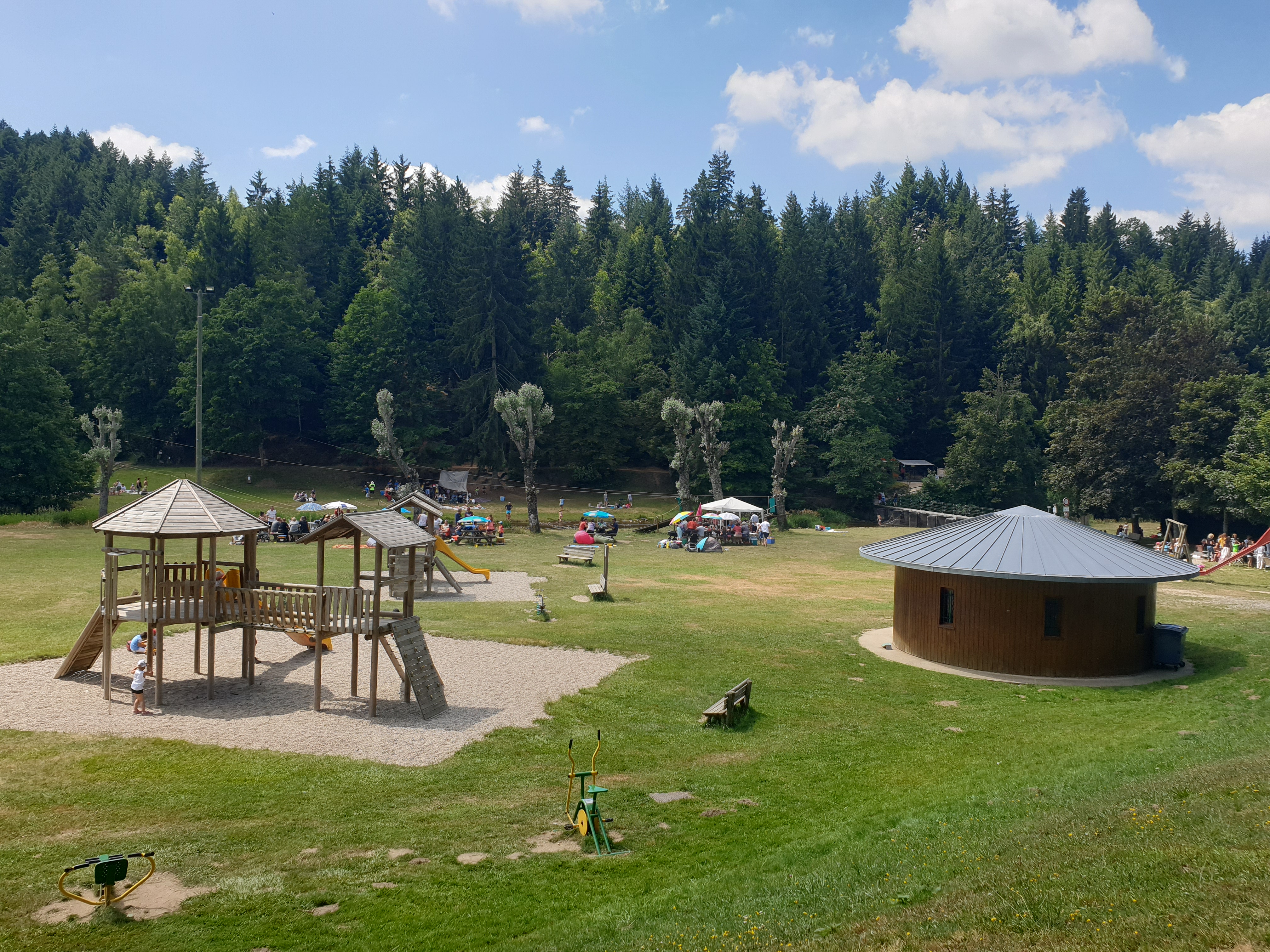 Aire de jeux en bordure de rivière