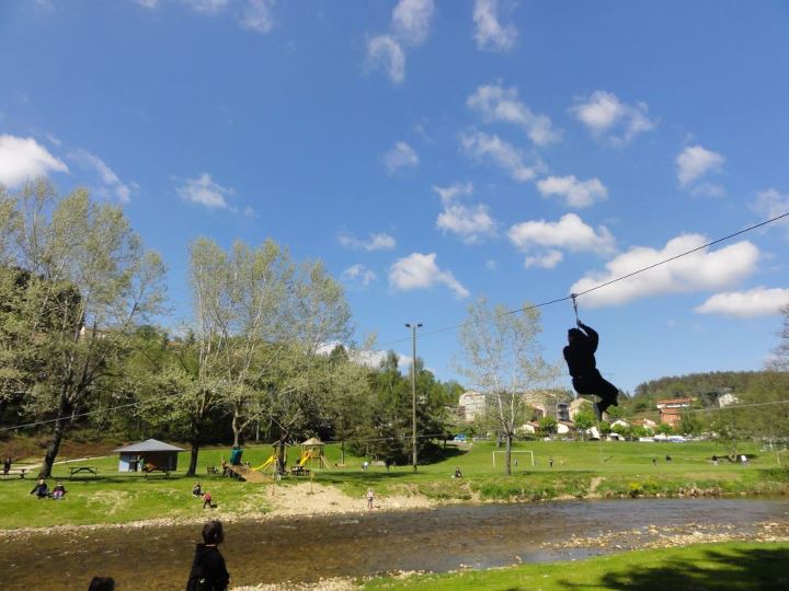 TRAVERSER LA RIVIERE DE LA SEMENE EN TYROLIENNE