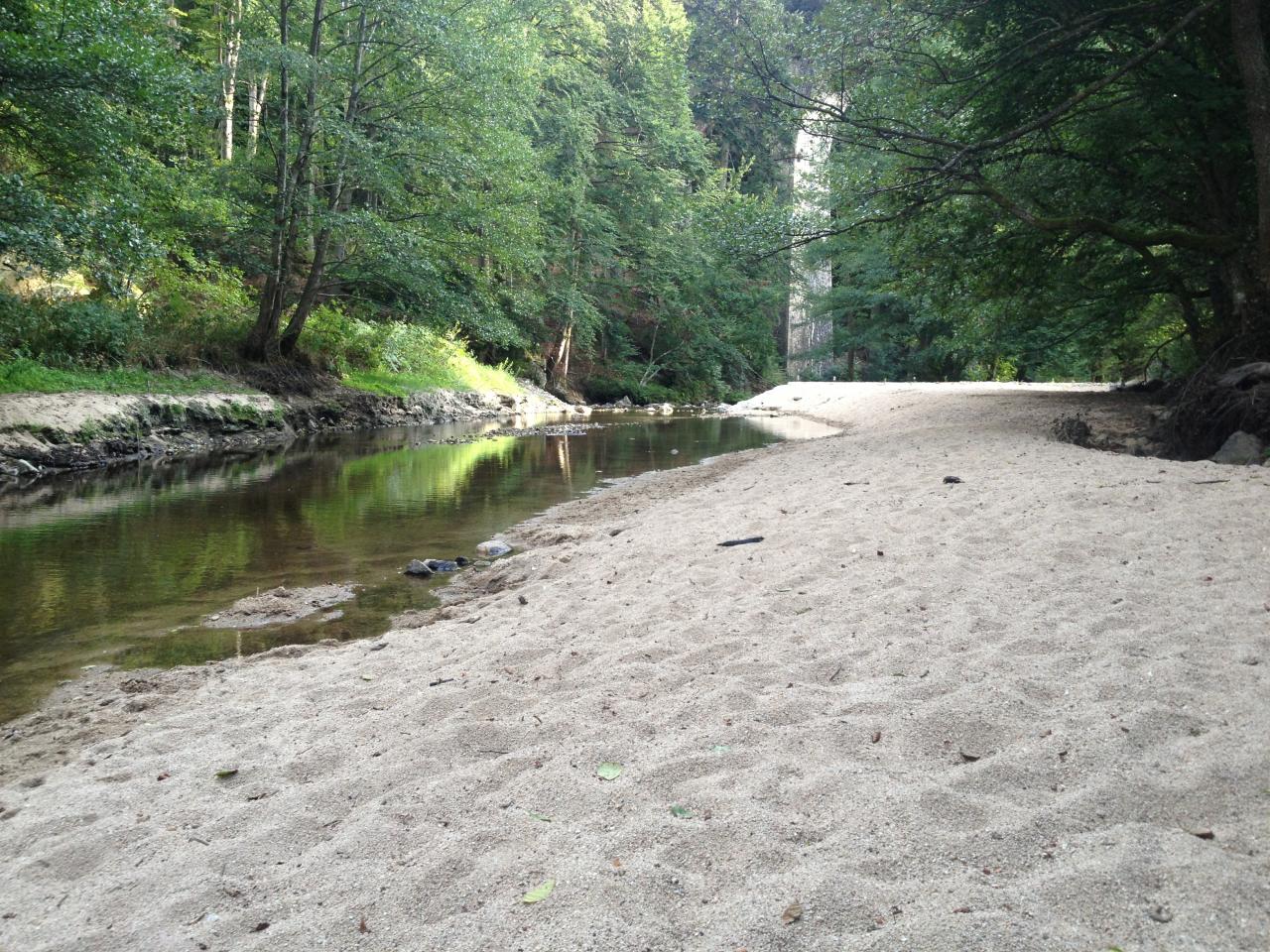 Plage de sable au bord de la rivière semène