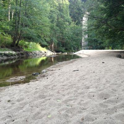 Plage de sable au bord de la rivière semène